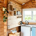 A Small Wooden Hut In A Large Community Сasa de vacaciones Ulfborg